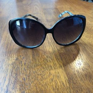 BLACK SUNGLASSES!
